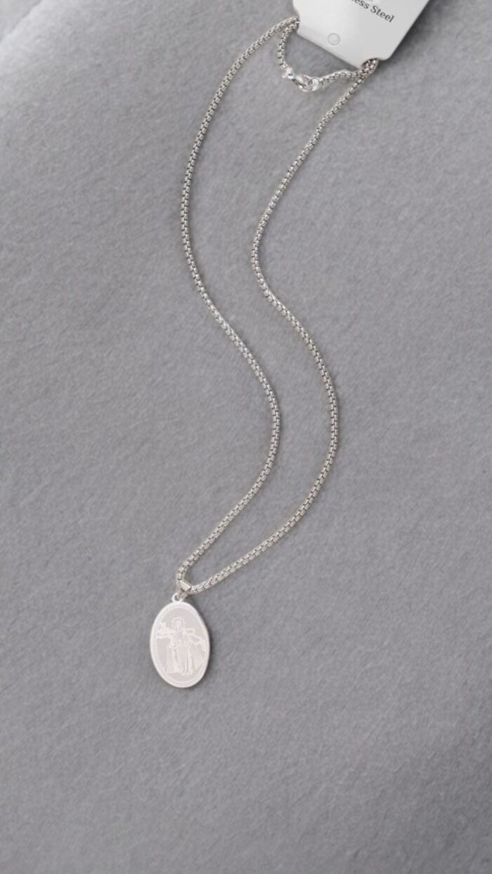 Collana In Acciaio Con Pendente Ovale Cristo Argento - Chic mode germogli