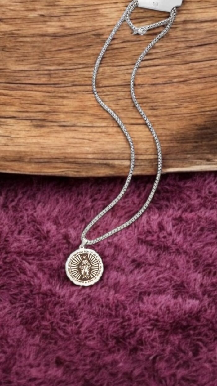 Collana In Acciaio Con Pendente Rotondo Cristo Argento - Chic mode germogli