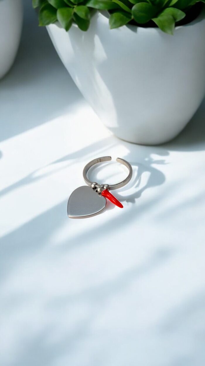 Anello in Acciaio con Cuore e Corno – Eleganza e Protezione