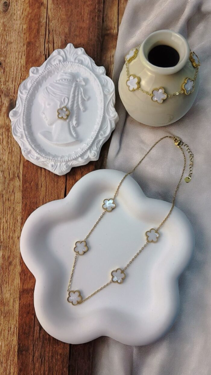 Set Orecchini, Collana e Bracciale con Fiori Trendy - Finitura Oro